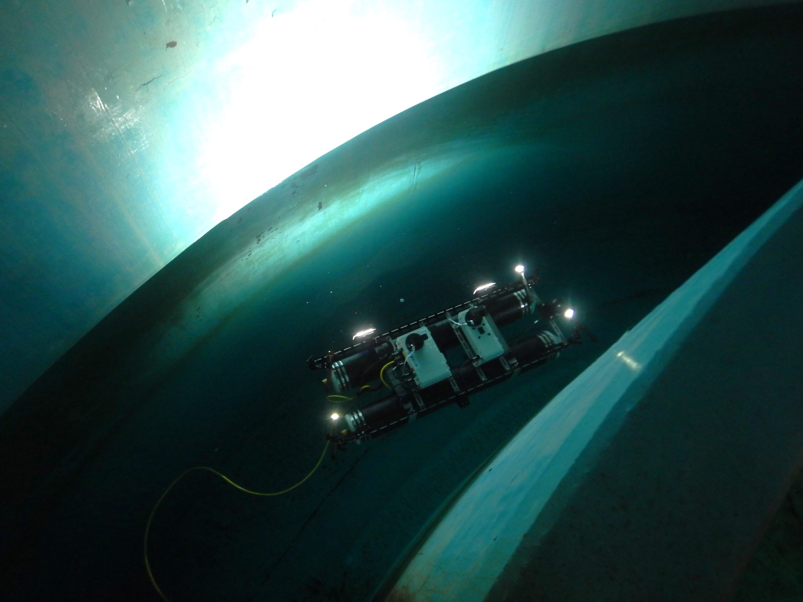 水上スライダーHy-CaT及び水中ドローンを用いた水道施設点検の実証実験及びその結果について